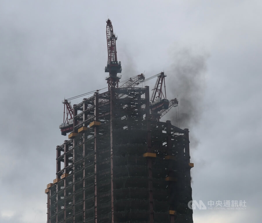 圖為12日下午台北市中正區的台北雙子星大樓工地高樓層處一度冒出黑煙，但很快獲得控制。中央社記者王飛華攝　114年8月12日
