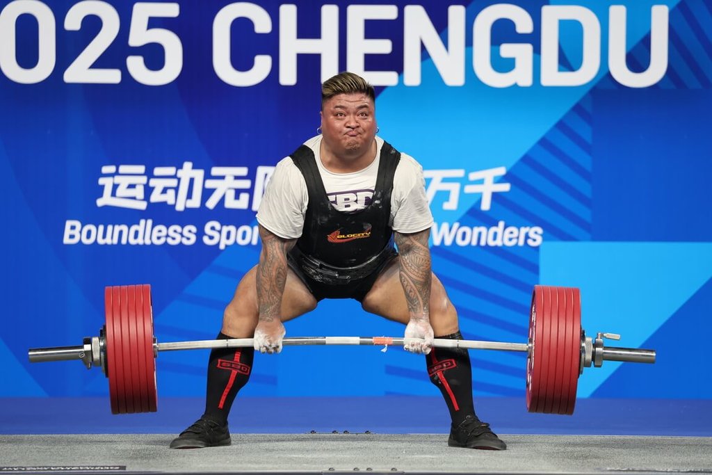 出身健力世家的排灣族大力士楊森（圖）17日在成都世界運動會裝備超重量級決賽，以蹲舉破世界紀錄的453.5公斤、臥推332.5公斤、硬舉332.5公斤，總積分108.90分，順利穩住金牌。（中華奧會提供）中央社記者黎建忠傳真 114年8月17日