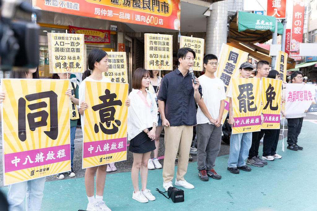 發起罷免國民黨立委江啟臣的民團，17日上午前往台中豐原第一市場進行街頭宣講，民進黨青年組織「夏日破浪」與發言人吳崢（持麥克風者）等人也到場助講。（罷團提供）中央社記者蘇木春傳真　114年8月17日