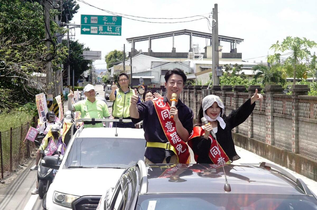 罷團「中二解顏」今（17）日與民進黨立委黃捷、發言人吳崢、台中市議員林德宇、李天生、張芬郁、「中二解顏」發言人林宣宏等，前往霧峰進行車隊掃街。 圖：取自「中二解顏·罷免顏寬恒」臉書