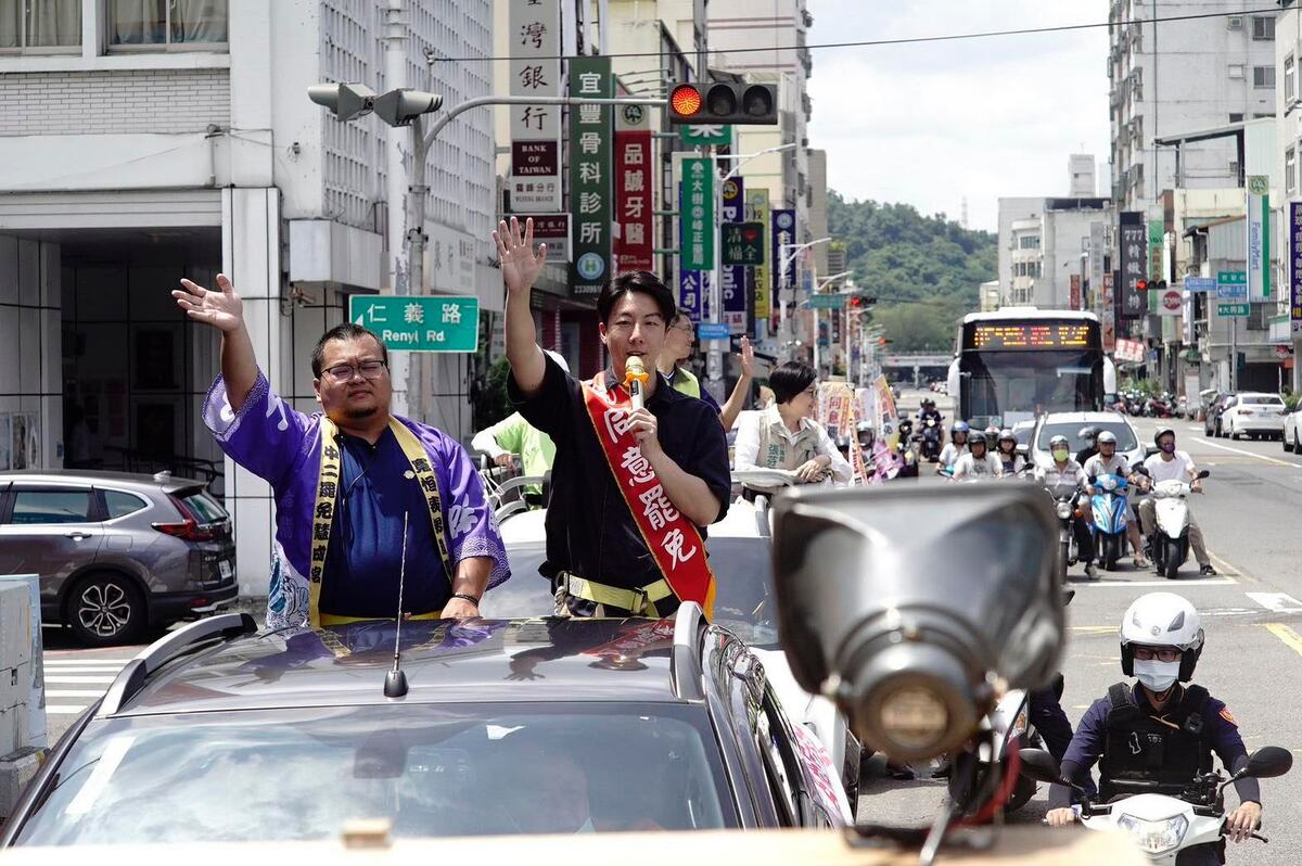 吳崢強調，對清廉的要求是立委最基本的入場門檻，顏寬恒貪污一審已遭法院判刑，明顯不適任立委，拜託鄉親8月23日站出來同意罷免，讓中二選區擁有一個清廉、勤政的立委民代。 圖：取自「中二解顏·罷免顏寬恒」臉書