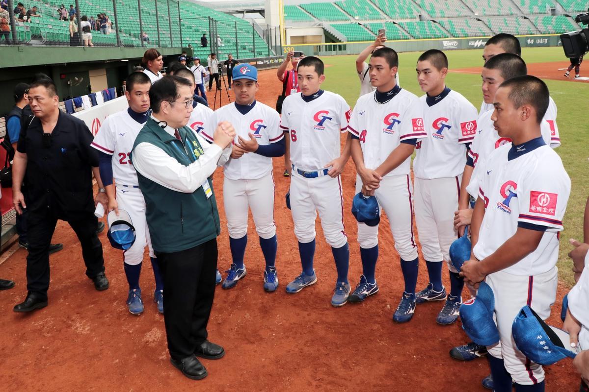 2025年第12屆亞洲U15青少棒錦標賽（2025 XII BFA U15 Asian Baseball Championship）自17日至23日於台南亞太國際棒球訓練中心成棒主、副球場登場，台南市長黃偉哲特地為中華隊加油打氣。 圖：台南市政府提供