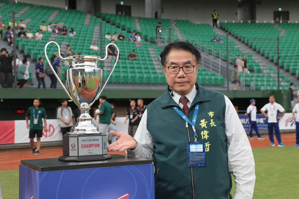 2025第12屆亞洲U15青少棒錦標賽17日在台南開打，市長黃偉哲（前）出席開幕典禮，與冠軍盃合影，並祝福大會圓滿成功、賽事順利。（台南市政府提供）中央社記者楊思瑞台南傳真　114年8月17日