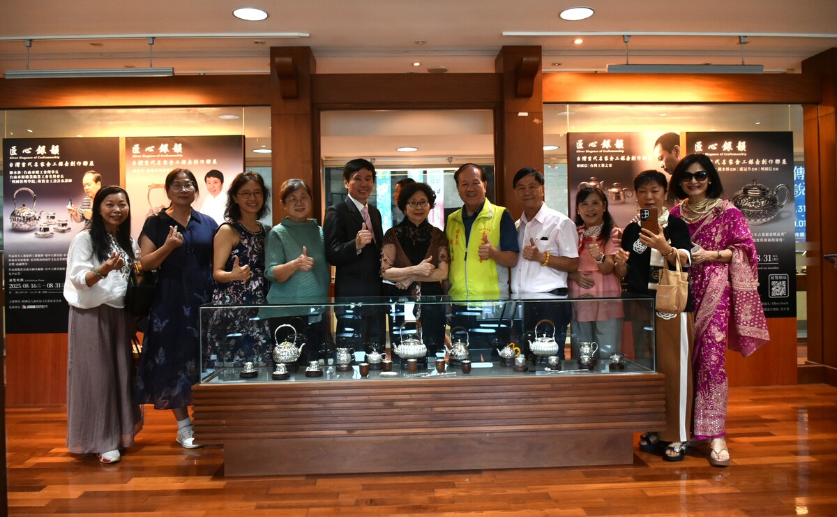 〈匠心銀韻—台灣當代名家金工銀壺創作聯展〉8月16日至31日在國立科學工藝博物館北館2F咖啡藝廊展出，今(17)日下午兩點舉辦開幕儀式。 圖：孫家銘攝