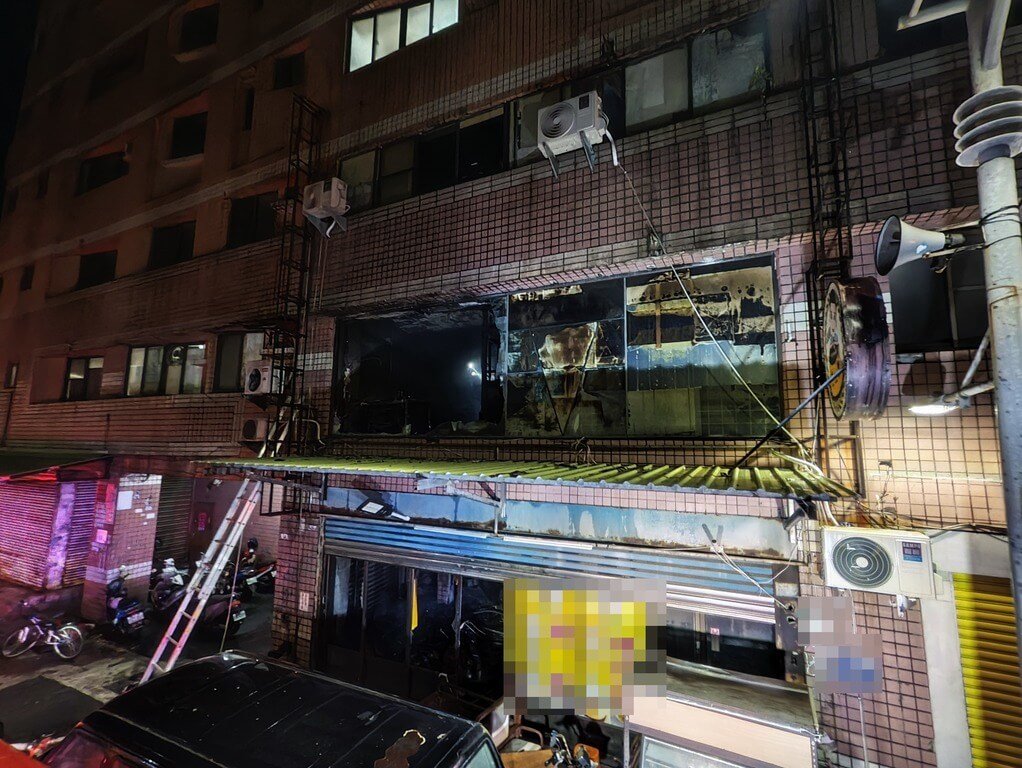 高雄市林園區一棟10樓高建物18日清晨1、2樓突然起火、全面燃燒，高雄市消防局獲報到場布水線灌救，火勢在清晨4時44分許被撲滅。（高雄市政府消防局提供）中央社記者張已亷傳真　114年8月18日