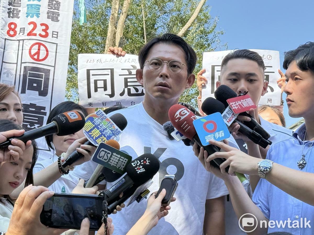民眾黨主席黃國昌今與新北市議員陳世軒出席核三延役投同意車掃。 圖：周煊惠 / 攝