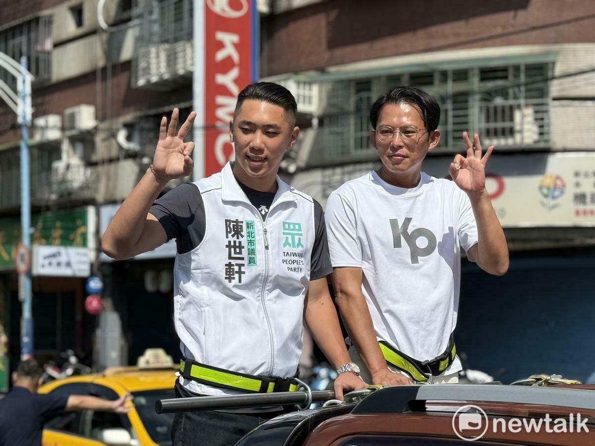 民眾黨主席黃國昌（右）與新北市議員陳世軒（左）從新莊展開核三延役公投投同意車掃。 圖：周煊惠 / 攝