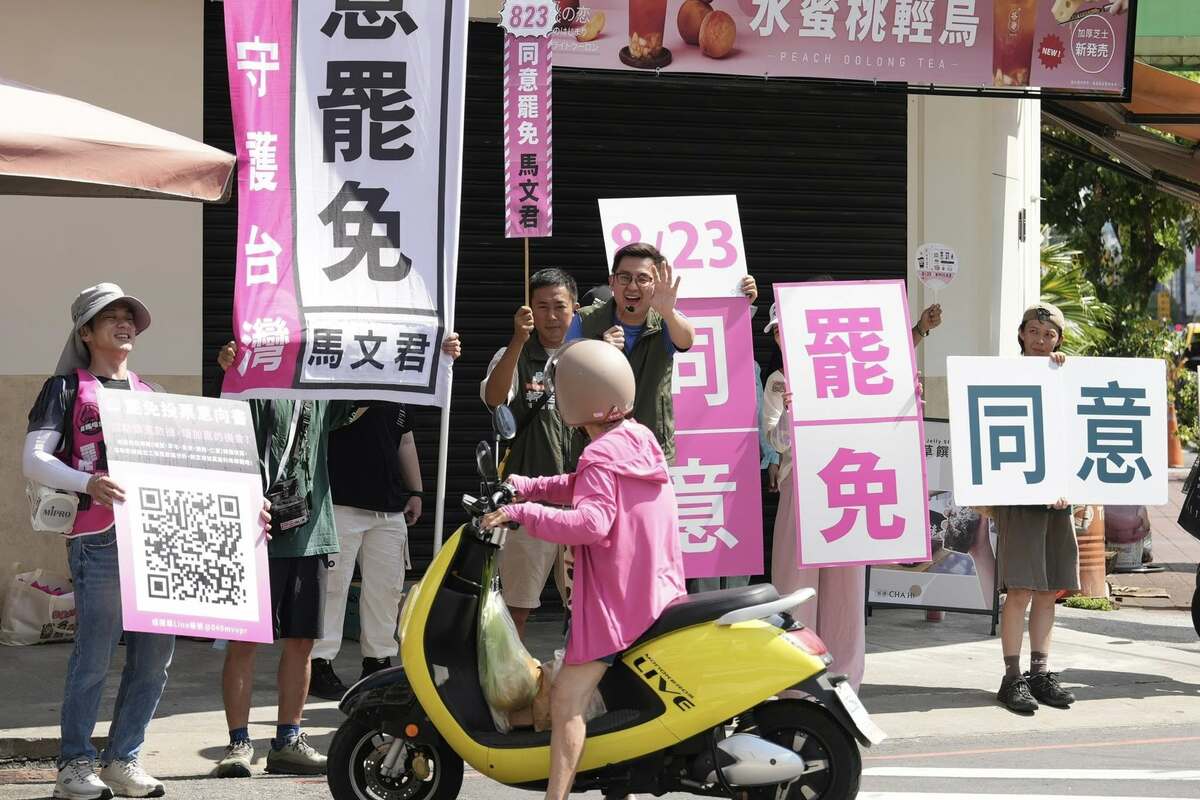 823大罷免，兼民進黨發言人卓冠廷赴南投草屯支援罷團。 圖：取自卓冠廷臉書