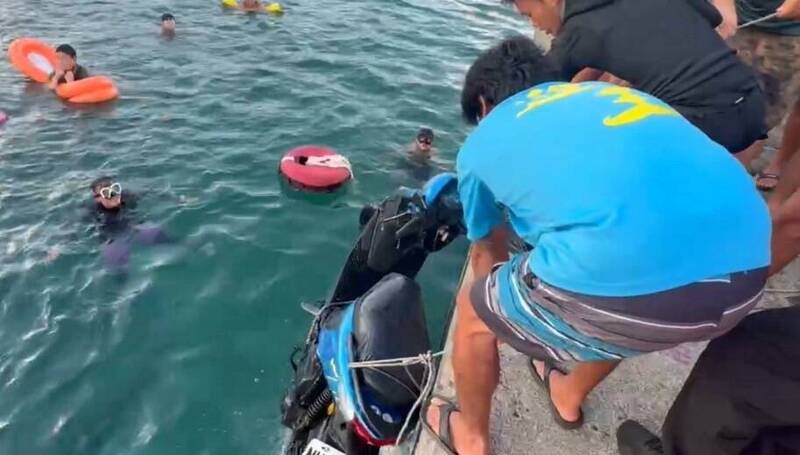 香港籍遊客不熟悉地形，在綠島騎乘機車落海，連人帶車被救上岸。 圖：海巡署提供
