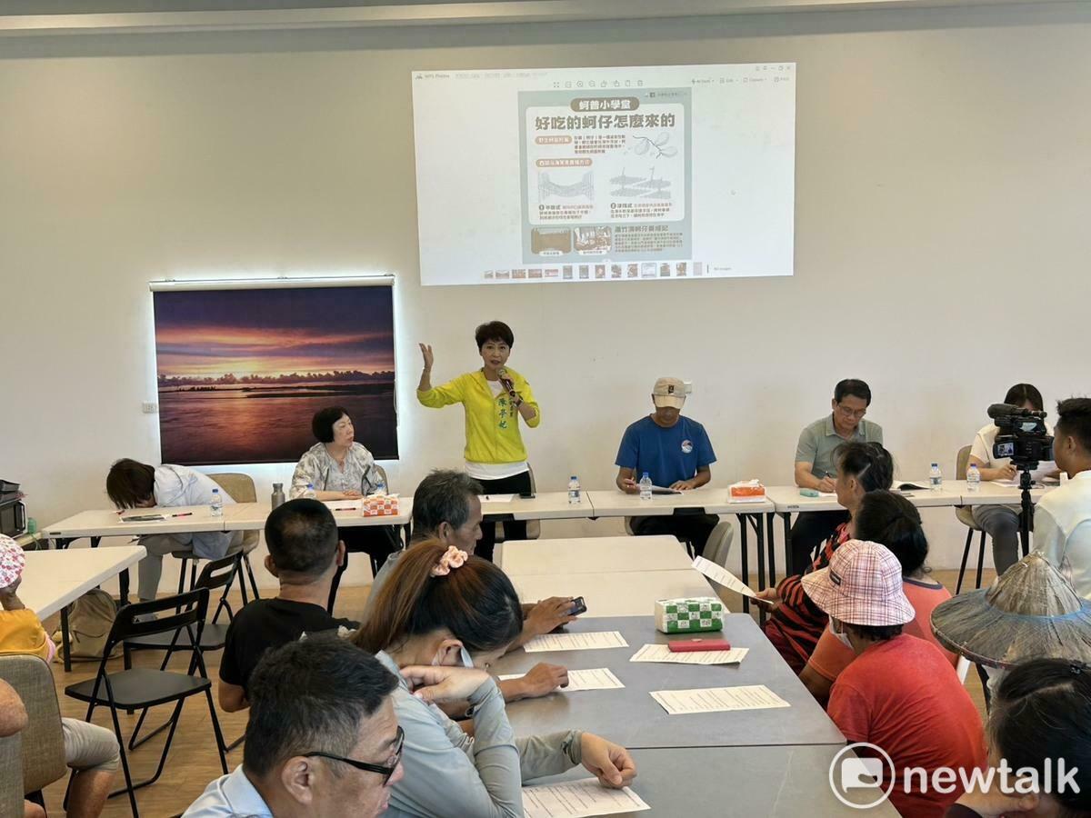 台南養蚵產業受丹娜絲颱風衝擊，剖蚵工寮毀損嚴重。立法委員陳亭妃邀集農業部漁業署、台南市農業局、台南市漁會總幹事陳崇德及三光里長侯進枝舉辦「剖蚵工寮重建及場域改善會勘」，針對養蚵產業的法制與重建需求提出三大結論。 圖：陳亭妃服務處提供