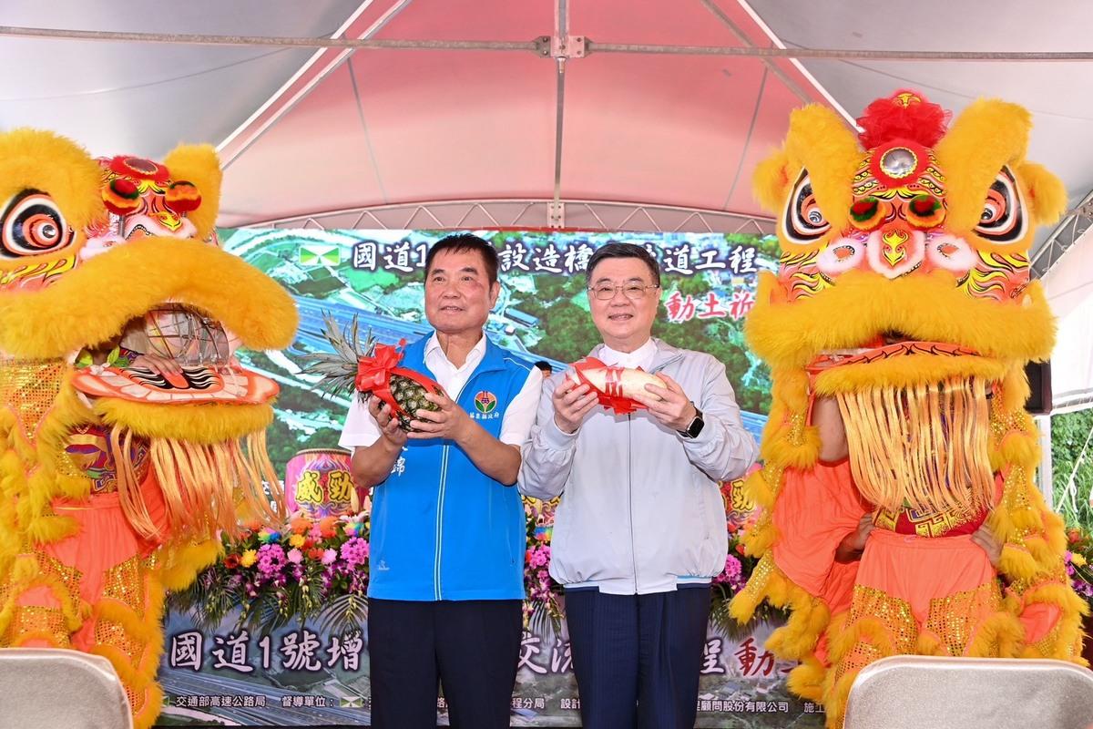 行政院長卓榮泰（右）與苗栗縣長鍾東錦合影。 圖：行政院提供