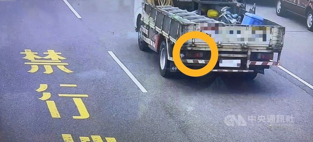 廖姓男子16日駕駛小貨車行經台中北屯區1處路口，不慎掉落1包螺絲釘，造成行經車輛輪胎遭刺破，警方調閱監視器查出廖男涉案並通知他到案。（翻攝照片）中央社記者蘇木春傳真  114年8月18日