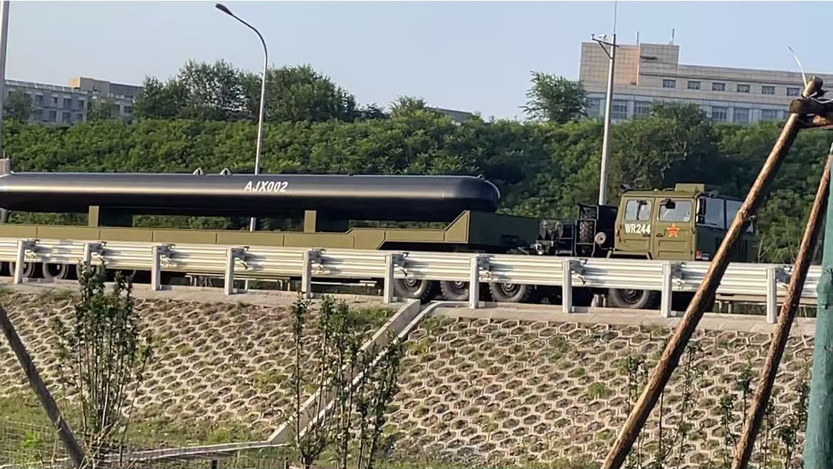 中國2025年9月3日閱兵公開AJX002，外形呈長細筒狀，長度估計約18–20公尺，直徑約1–1.5公尺。 圖：翻攝「X」@FaySue6