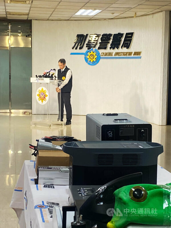警政署刑事局18日舉行破案記者會指出，25歲陳姓男子和中國詐欺集團合作，再找26歲林姓男子駕車載假基地台設備發送「普發現金1萬元」釣魚簡訊，已知約有15人受害，總財損逾新台幣100萬元，全案詢後依涉詐欺罪和電信法移送台中地檢署偵辦，地院裁定主嫌陳男羈押、林男無保請回。中央社記者黃麗芸攝　114年8月18日