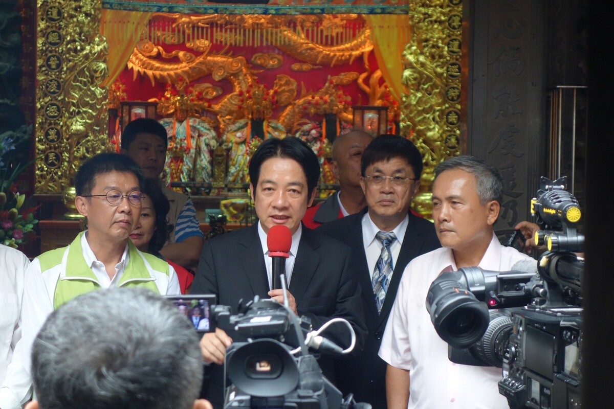 許智傑(前排左)與賴清德(前排中)為台大學長學弟，且2019年表態支持賴參選民進黨總統初選，有關賴支持某特定人選的傳言，應純屬有心人士操作。 圖：孫家銘翻攝