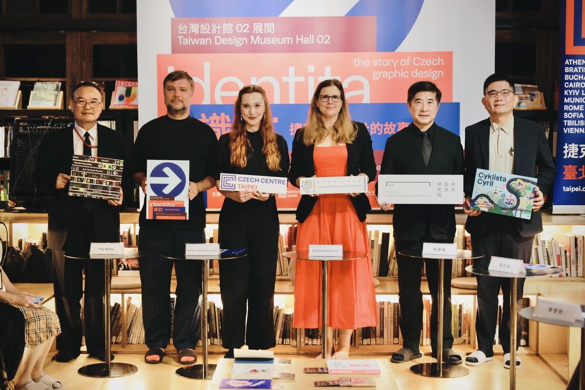 左起是國立故宮博物院長蕭宗煌、《識別》策展人Filip Blažek、捷克中心台北主任馬凱棠（Markéta Lipold Záhumenská）、台灣設計研究院院長張基義和國立台灣博物館長登欽。 圖：主辦單位提供