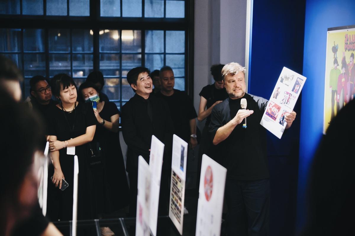 策展人Filip Blažek在現場為貴賓導覽。 圖：主辦單位提供
