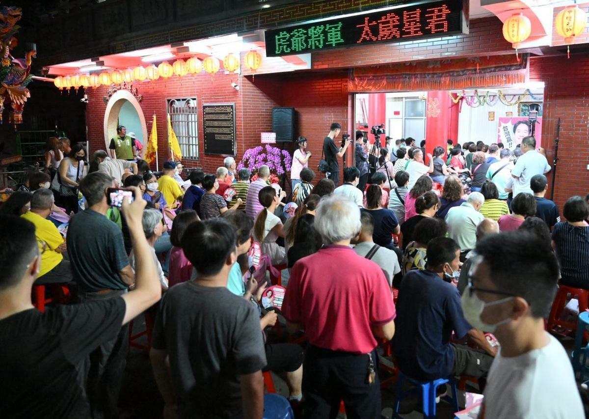 邱議瑩鳳山傾聽共贏座談會，數百市民塞滿會場、人潮溢出場外。 圖：邱議瑩辦公室/提供