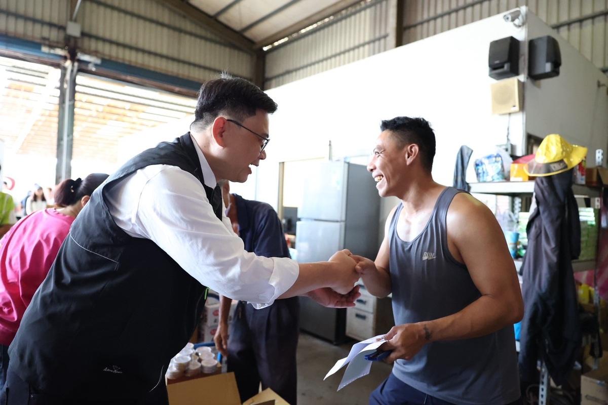 賴瑞隆(左)攜手高雄中山扶輪社，將200箱漂白水運往台南新營救災。 圖：賴瑞隆辦公室/提供