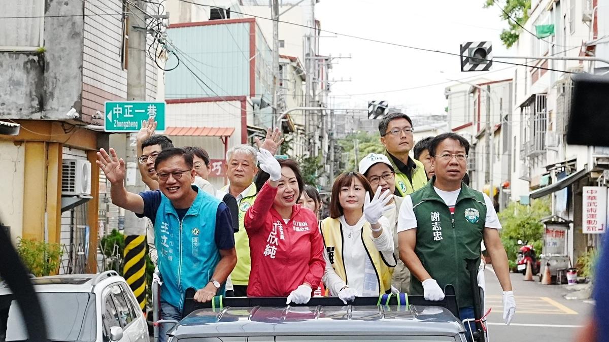 何欣純及民進黨市議員從東勢出發，一連五天要掃遍中二、中三及中八選區。 圖：何欣純服務處/提供