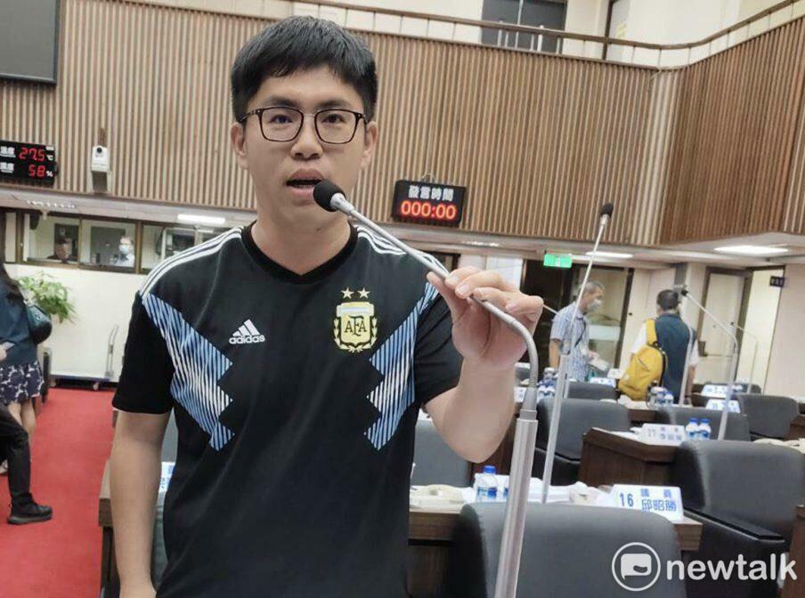 台南市議會民進黨團總召周嘉韋今日在議會大會臨時提案，要求將將台南去年超收之地方稅、地價稅8.17億元，以及超收之交通違規罰單4.7億元，合計12.87億元，以普發現金方式還稅於民，並獲得朝野議員支持通過，粗估每位市民可獲近千元。 圖：台南市議會提供