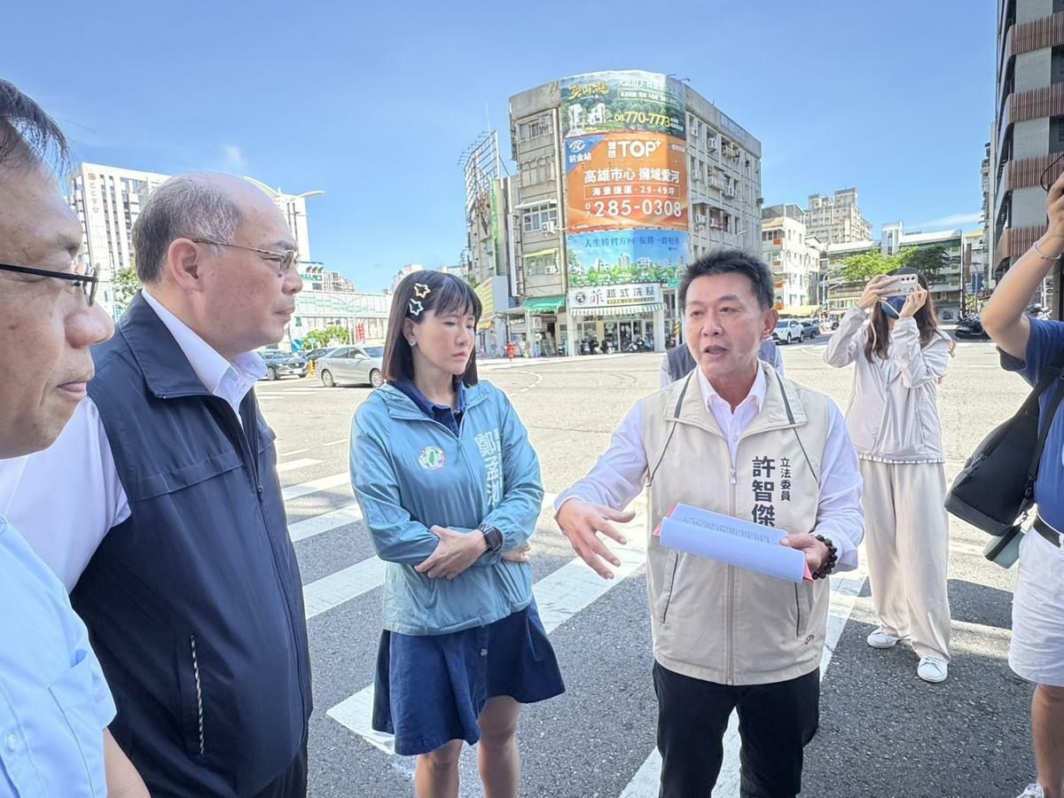許智傑邀集中央及地方官員民代，共同前往九如交流道下方現場實地會勘。 圖：許智傑辦公室/提供