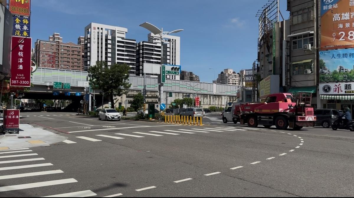 高市九如一路與水源路交叉口，未設置連結(砂石)車、大貨車及大客車限定行駛或禁行路段及時段告示牌，外地運將常被警方開罰造成民怨。 圖：許智傑辦公室/提供
