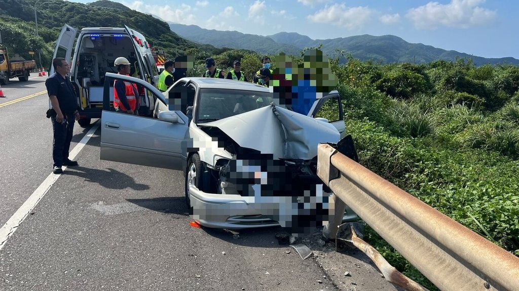 67歲陳姓女子18日下午3時許，開車行經新北市貢寮區台2線93.6公里處時，疑為閃避因道路施工而設置的交通錐，不慎自撞護欄，所幸車內4人無明顯外傷，送至衛生福利部基隆醫院檢查。（讀者提供）中央社記者王朝鈺傳真　114年8月18日