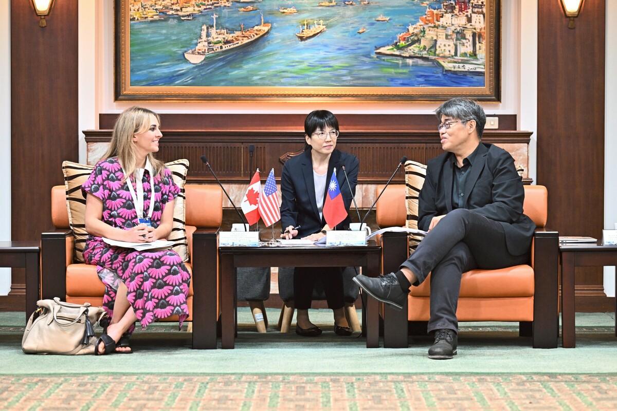 李懷仁(右)代表接見2025美加領袖人才參訪計畫訪團。 圖：高雄市行國處/提供