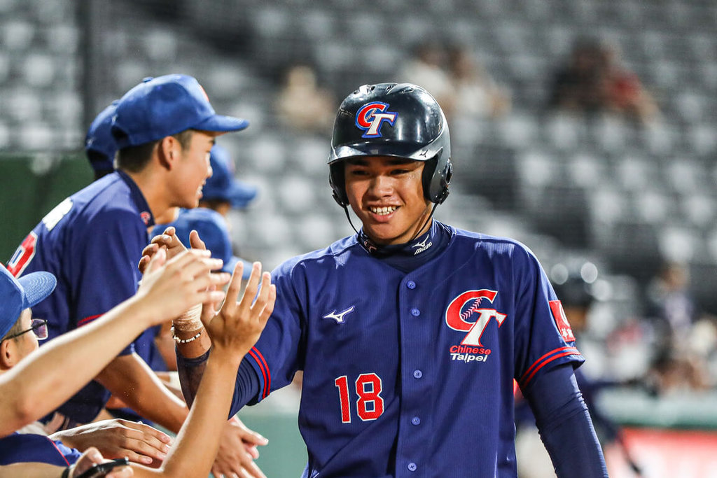 亞洲青少棒錦標賽台灣隊18日以27比0、4局擊敗巴基斯坦，拿下分組預賽首勝，台灣隊中外野手陳瑞鑫（右）單場3安7打點，表現亮眼。（中華民國棒球協會提供）中央社記者謝靜雯傳真　114年8月18日
