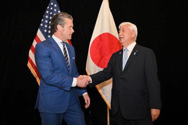 日本防衛大臣中谷元（右）與美國國防部長赫格賽斯（左） 圖：翻攝自日本防衛省官網