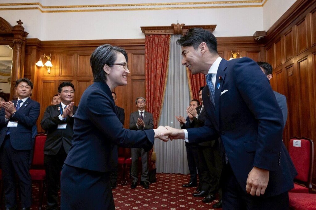 蕭美琴（前左）18日接見日本自民黨青年局海外研修團，訪團成員包括日本國會眾議員中曾根康隆（右）。 圖：總統府提供