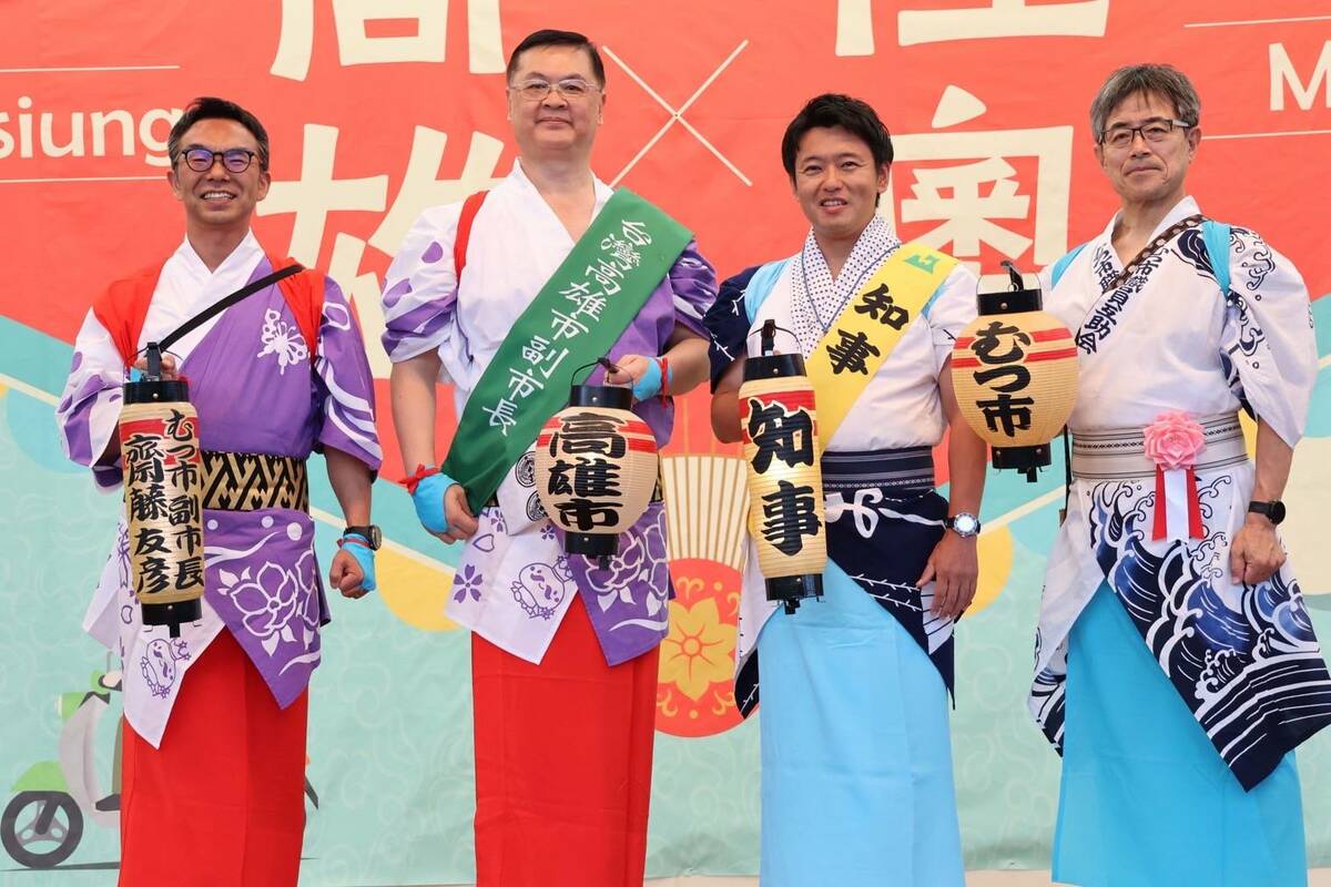 羅達生(左二)、宮下宗一郎(右二)、齋藤友彥(左一)共提燈籠。 圖：高雄市行國處/提供
