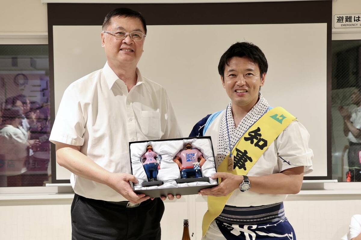 羅達生(左)、宮下宗一郎(右)互換紀念品。 圖：高雄市行國處/提供