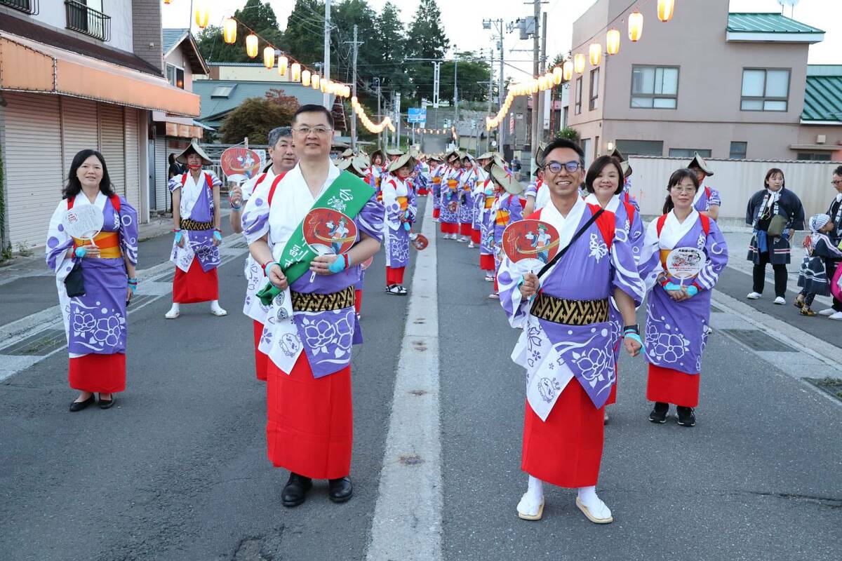 羅達生(前排左)、齋藤友彥(前排右)共同參與下北美人舞遊行。 圖：高雄市行國處/提供