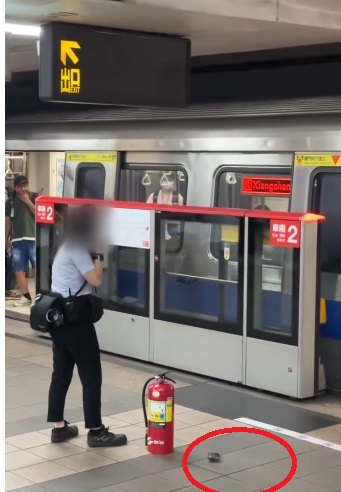 今(19)日上午通勤尖峰時段，台北捷運淡水信義線驚傳手機起火事件，一名乘客的手機在列車行駛途中突冒濃煙，造成現場一度陷入混亂，所幸站務人員趕抵將起火源撲滅，並未造成任何人員傷亡與列車延誤。 圖：翻攝自臉書「爆料公社」粉專/影片來源：_hungyu_