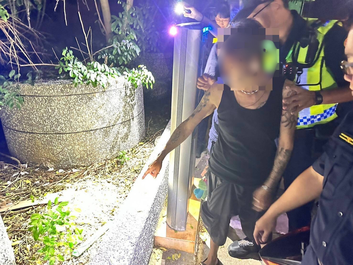 澎湖馬公三軍總醫院急診室前爆衝突，雷男持利器攻擊林姓同事致手傷，警方已帶回調查。 圖：翻攝自網路
