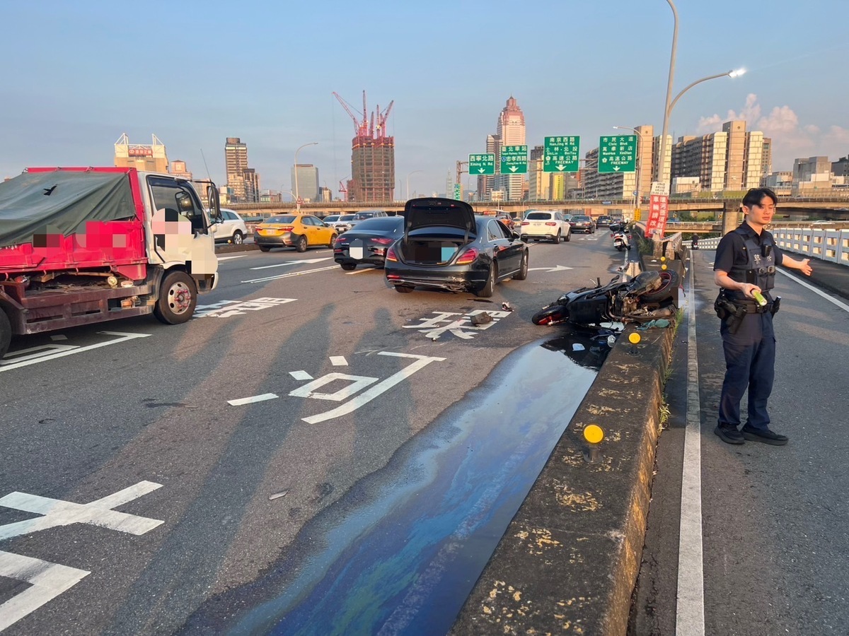 雙北交通要道忠孝橋，一名26歲林姓男子騎乘機車行經往台北方向機車道時，不明原因失控自撞橋墩後，又遭後方行駛的廂型車及轎車撞擊，傷勢嚴重送醫搶救仍不治。 圖：翻攝自記者爆料網