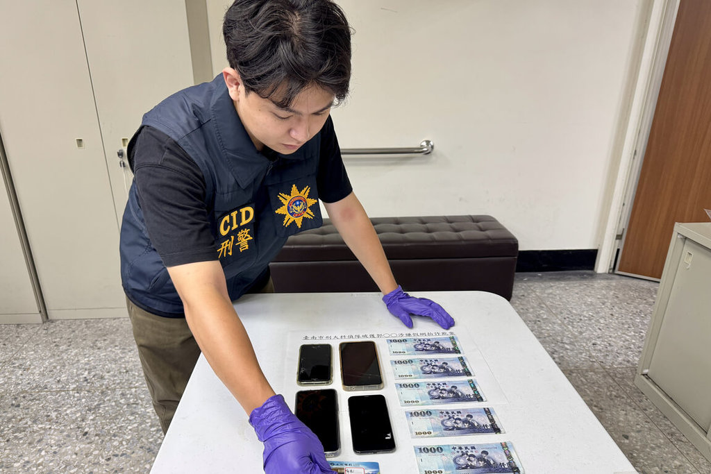 台南市刑警大隊19日宣布查獲郭姓男子等4人，涉嫌以假網拍手法詐騙，查扣手機、現金、存摺等證物。（台南市警局提供）中央社記者楊思瑞台南傳真  114年8月19日