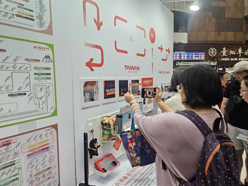 現場可以索取限量「台灣好行窗景明信片」，拍照打卡還可參加抽獎。 圖：交通部觀光署／提供