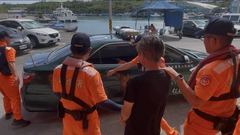 海巡人員發現後立刻登船查驗，最終在船尾將其查獲。警方指出，廖男目前已被移送台南地檢署歸案，將依法進行後續偵辦。 圖：海巡署提供