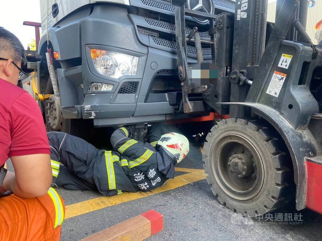 桃園市大園區一輛曳引車19日上午在起步時未注意車前狀況，撞上疑似要過馬路的76歲曾姓婦人，曾婦被捲入車底、當場死亡。消防人員到場救援。（翻攝照片）中央社記者葉臻傳真  114年8月19日