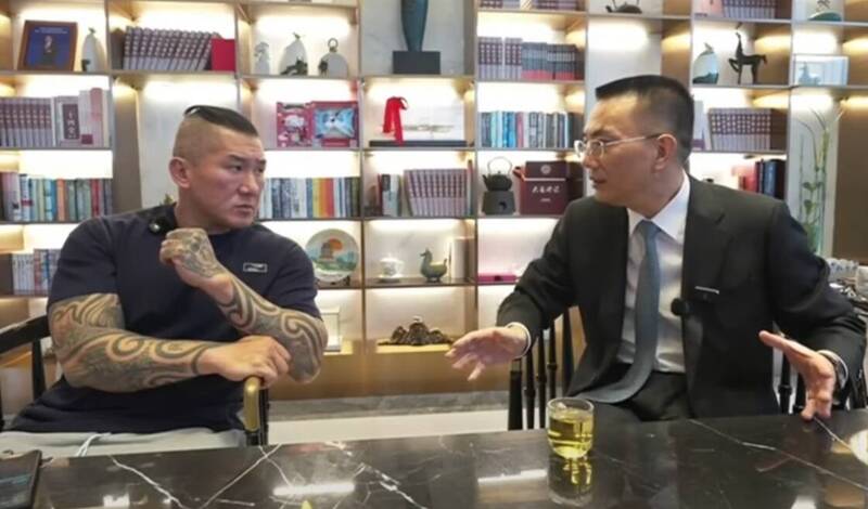 館長與中國全國政協成務委員張宗真見面，整場直播互相吹捧。 圖：翻攝自自YouTube@館長惡名昭彰