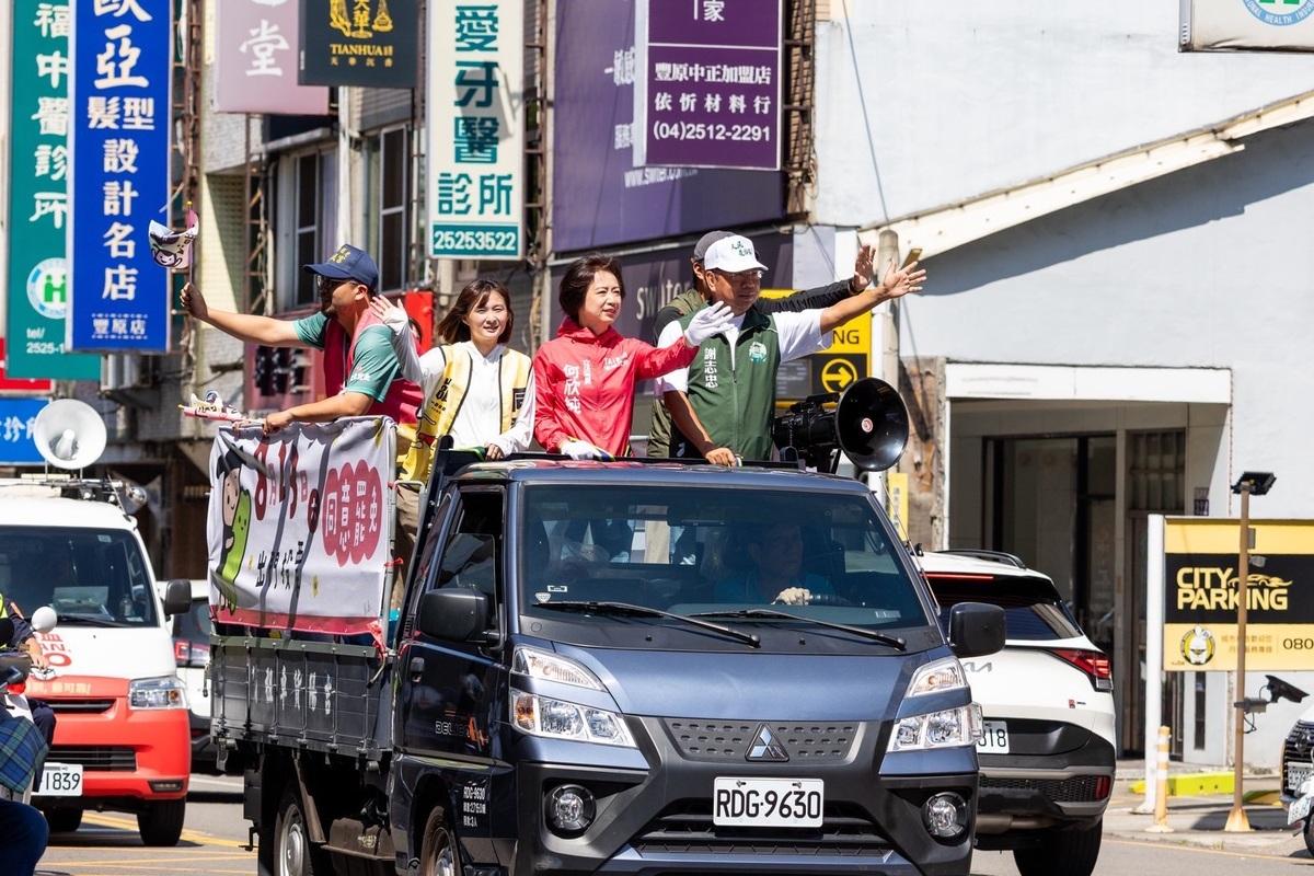 立委何欣純率領的車隊掃街今天進入豐原區。 圖：何欣純服務處/提供