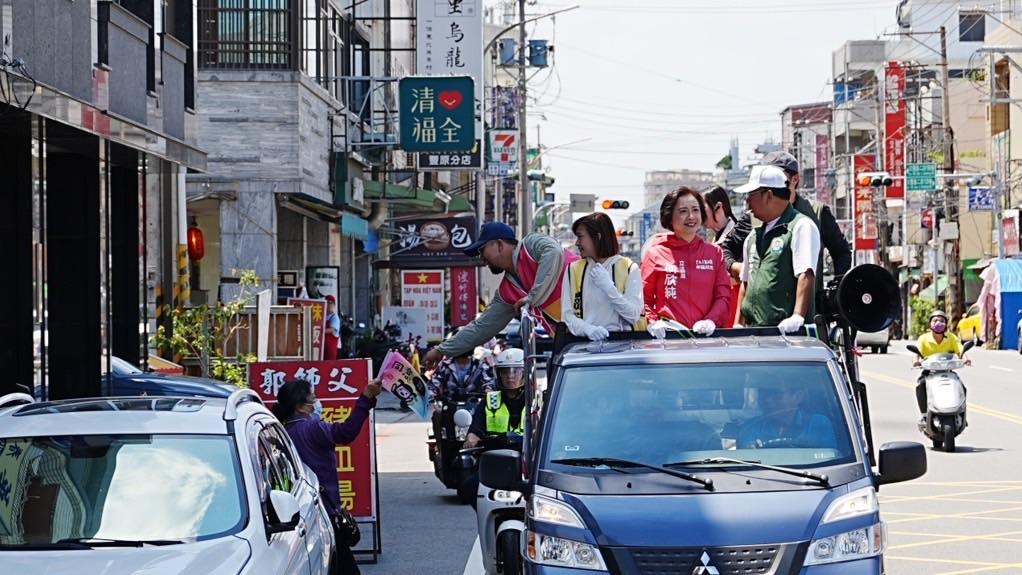 立委何欣純率領的車隊掃街今天進入豐原區。 圖：何欣純服務處/提供