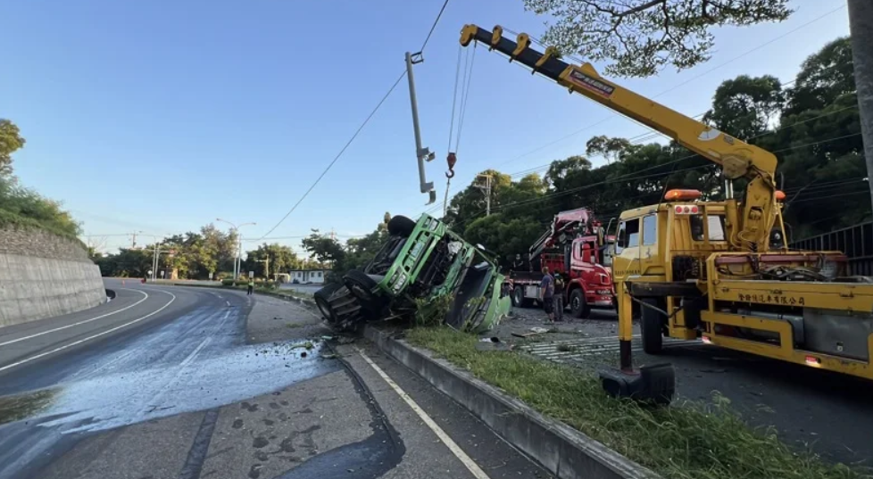 今(19)日凌晨台1線苗栗縣北向路段120公里處發生一起曳引車自撞翻覆事故。 一名62歲的陳姓駕駛疑似精神不濟，在駕駛曳引車時不慎撞上中央分隔島，隨即翻覆在南下內線車道。 圖：警方提供
