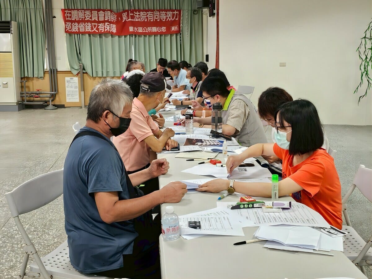 為加速屋損家園復原慰助金發放進度，南市府跨局處支援，利用週末連日加班，南市府民政局指出，截至昨日已核撥5億4千多萬，核撥率58%，今日可完成約70%的核撥作業。 圖：台南市政府提供
