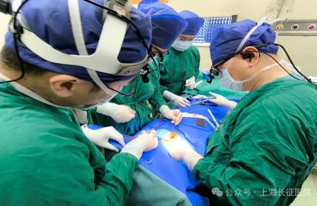 上海長征醫院稱完成一例「身首離斷」式的罕見嚴重頸椎骨折脫位的患者成功完成手術。 圖 : 翻攝自上海長征醫院微信公眾號