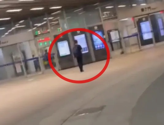 高雄捷運出現持刀男子亂逛，民眾報警後，男子棄刀搭車返回台東。 圖：翻攝自Threads/hair_en0201