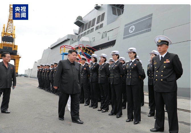北韓領導人金正恩 (前) 校閱崔賢級驅逐艦官兵。 圖 : 翻攝自央視新聞